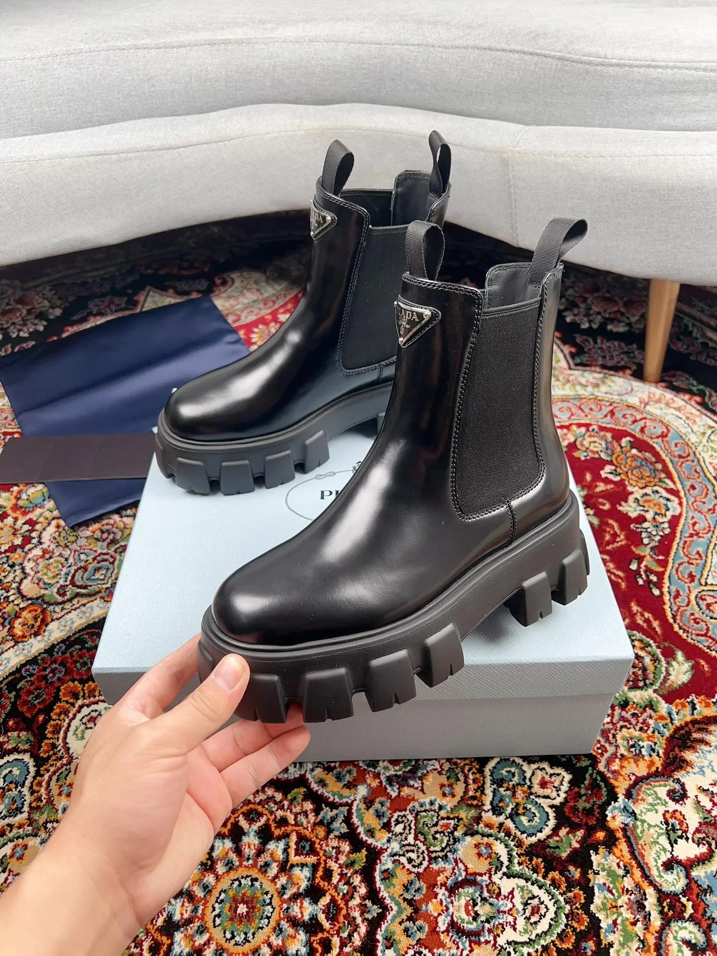 Factory direct sales p560🐘🐘Women's shoes Women's clothing Factory direct sales pRADA Prada platform platform thick-soled pocket triangle logo couple boots Original 1:1 customization, many Internet celebrities have used it, these shoes, cowhide color matching, injection molded triangle letters luogo craftsmanship, very popular this year, can be worn for leisure and sports... ❶Fabric: Customized open edge beads ➕Injection molded triangle logo ❷Inner lining: Customized cowhide ❸Feet: customized cowhide ❹Outsole: original molded foam combination outsole ❺Sole thickness: 6cm ❻Number of sizes: women's 35-40